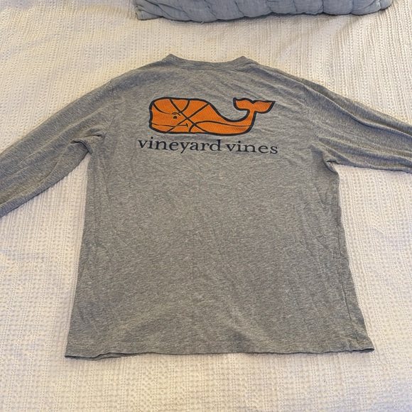 Excellent condition men’s medium gray Vineyard Vines orange whale long sleeve T - Picture 6 of 6